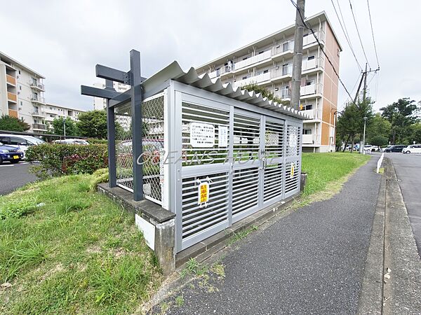 フェンスと扉で囲まれたゲージタイプのため、カラスや野良猫によるゴミ荒らしを防ぎ、衛生的なゴミ集積所♪