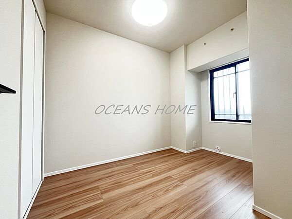 4.6帖洋室です。各居室に収納スペースがある為、居住空間をゆったりと保てます♪