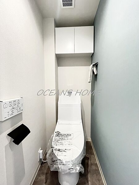 衛生的な壁掛けリモコンを採用した温水洗浄便座付きトイレです。