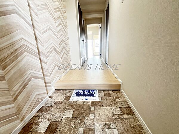 デザイン性の高いアクセントクロスが採用されており、帰宅時や来客時に目を引くスタイリッシュな玄関♪