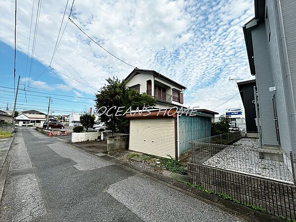 西側公道4ｍ×北側私道4.2ｍ道路に面しています。