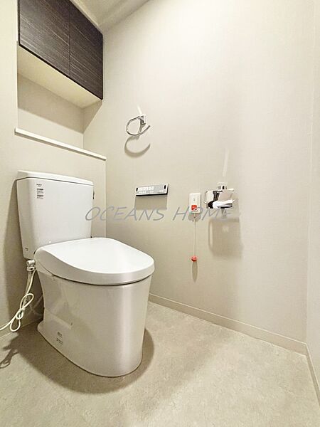 衛生的な壁掛けリモコンを採用した温水洗浄便座付きトイレです。