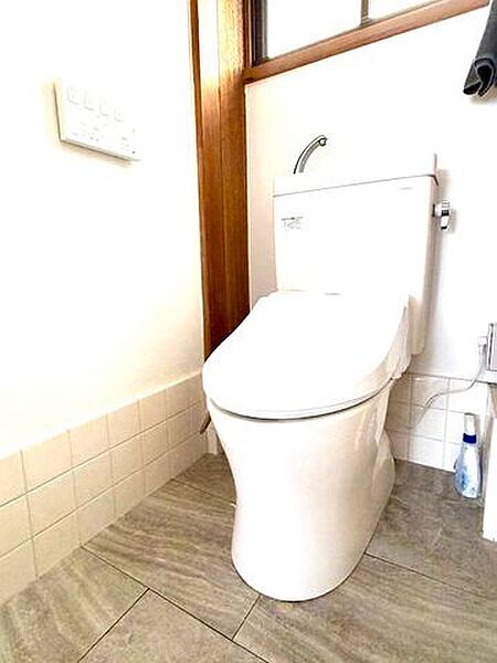温水洗浄便座付きのトイレです。