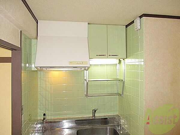 画像8:キッチンには、上部に吊戸棚があるので収納も可能です。