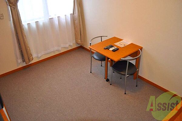 画像3:折りたたみ式の机で居室も約6畳程の広さです。