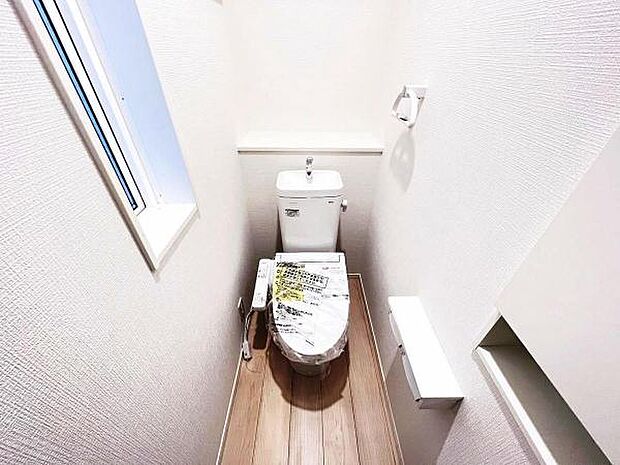 シャワー洗浄機能付のトイレは、清潔感が印象的な空間ですね。