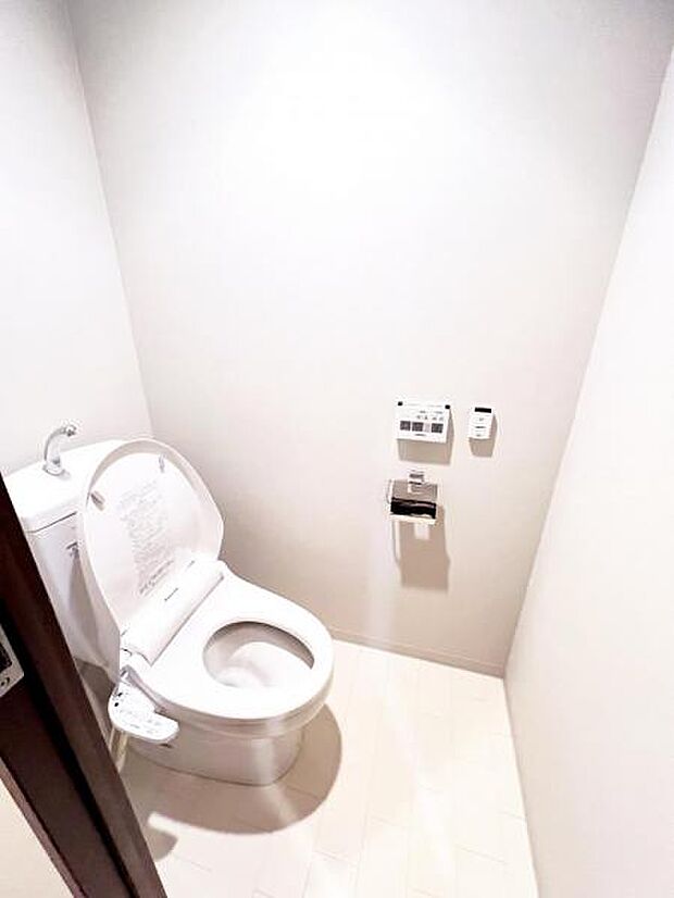 シャワー洗浄機能付のトイレは、清潔感が印象的な空間ですね。