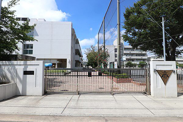 横浜市立市場小学校（380m）