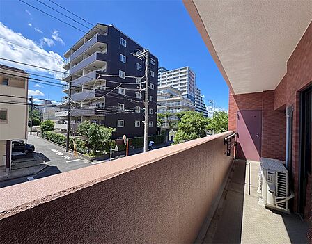 ＜バルコニー（西側）＞アウトドア用品等の収納に便利なトランクルーム付きバルコニー