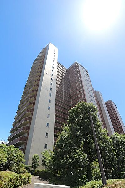＜外観写真＞JR線「川崎」駅徒歩13分、京急線「京急川崎」駅徒歩12分、便利な立地にあるタワーマンション