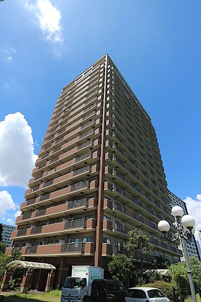 ＜外観写真＞JR線「川崎」駅徒歩13分、京急線「京急川崎」駅徒歩12分、便利な立地にあるタワーマンション
