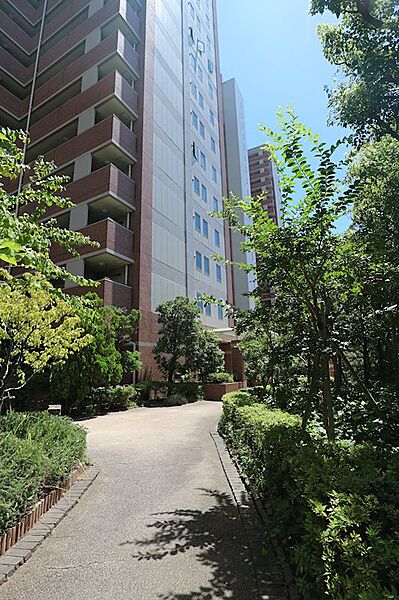 ＜外観写真＞JR線「川崎」駅徒歩13分、京急線「京急川崎」駅徒歩12分、便利な立地にあるタワーマンション