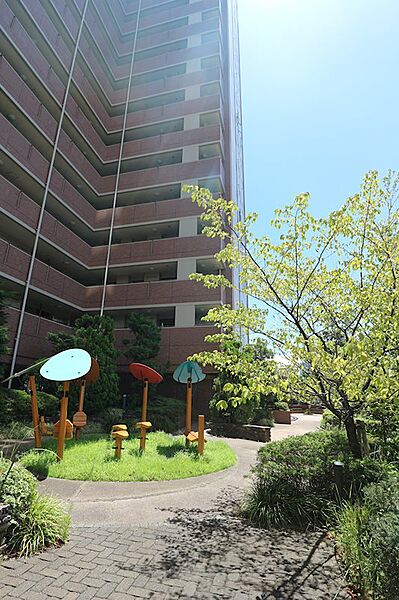 ＜外観写真＞JR線「川崎」駅徒歩13分、京急線「京急川崎」駅徒歩12分、便利な立地にあるタワーマンション