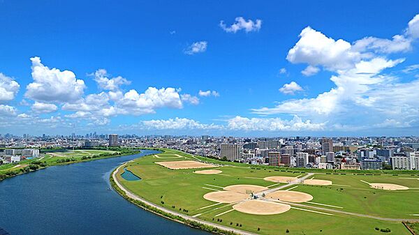 ＜バルコニーからの眺望写真＞多摩川を望む開放的な眺望が魅力のお部屋です！（2026年8月撮影）