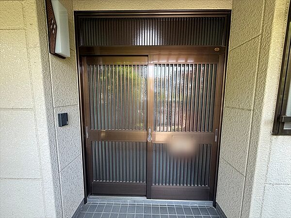 落ち着いた雰囲気の玄関がご家族や来客を迎えてくれます