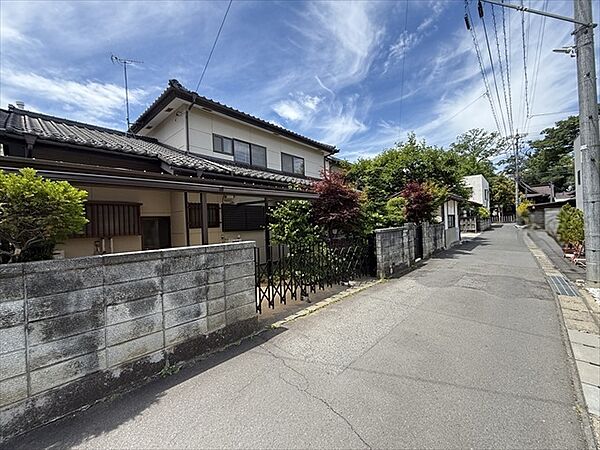 前面道路との高低差が少なく、現地への出入りもスムーズです