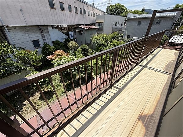 南側に面したベランダは洗濯物干しにも便利です