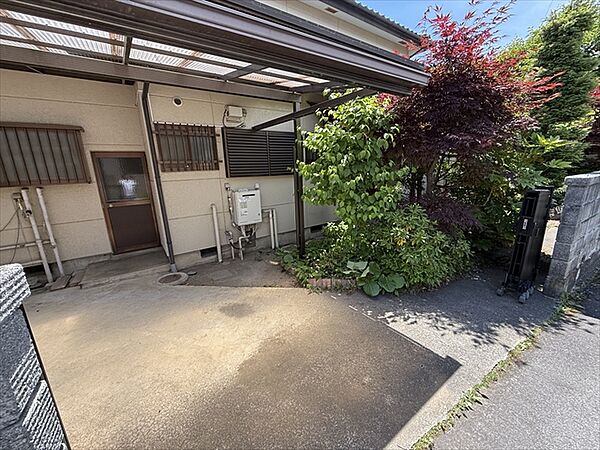 屋根付きの駐車スペースを確保。雨の日の乗り降りにも便利です