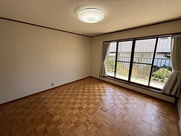 約9帖の洋室は主寝室や趣味のお部屋としても活用できます