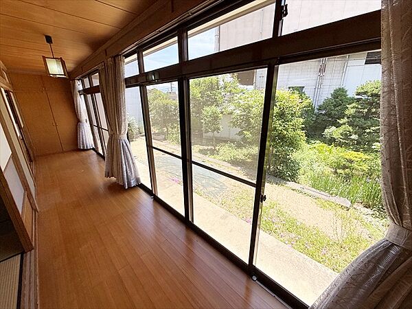 広縁に面した和室は、くつろぎの時間を過ごせる空間です