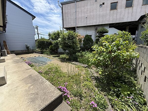 南側には広い庭が広がり、開放感のある住環境が魅力です