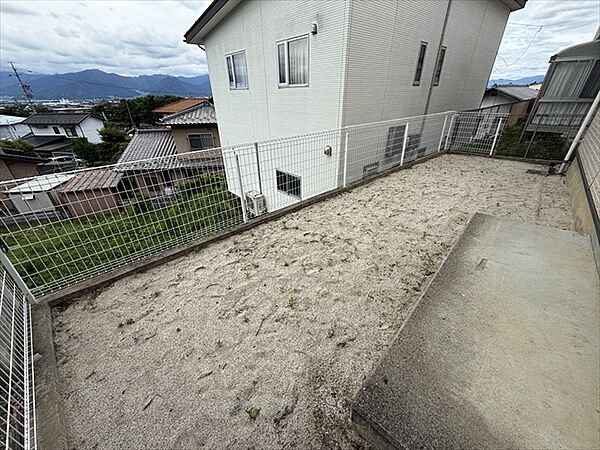 建物の裏側にはフェンスで囲まれたお庭スペースがあり、ガーデニングなども楽しめそうな広さです。