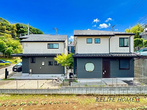 一戸建てを中心とした街並みが整然と続き、周辺は高い建物が建っていないので、採光や開放性に恵まれ、空が広く緑の多い閑静な趣を感じる環境です。