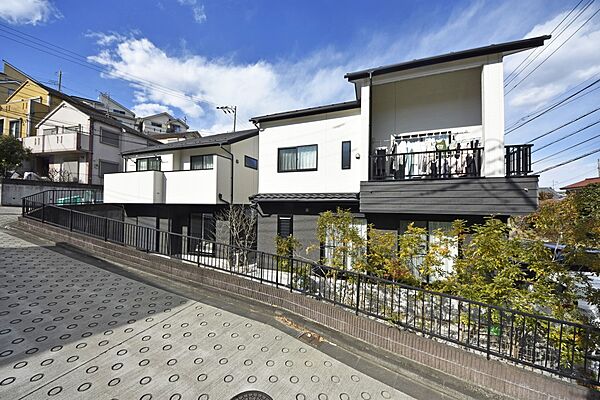 贅沢といえるほどの豊かな居住性と、プライドを満たすクオリティが見事に調和した住空間。光と風を纏う暮らしをご確認ください。