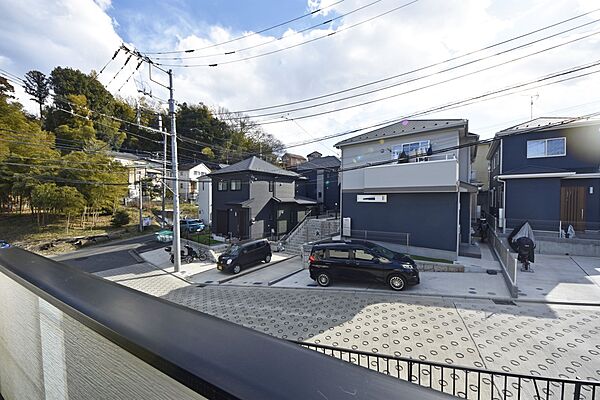 開放的なバルコニーは見晴らしもよく、太陽の温かな温もりをめいっぱい受け止めてくれます。