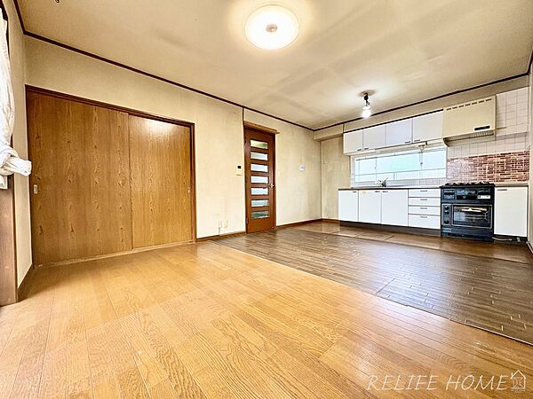 柔らかな色合いのフローリングと清潔感の溢れるクロスが明るい空間を創り出しているリビング・ダイニング。