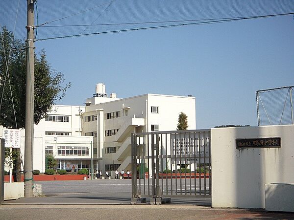 中学校 1850m 横浜市立鴨居中学校(生徒数が500人以上の賑やかな学校なので、お子様のコミュニケーション力を育むには良いですね！)