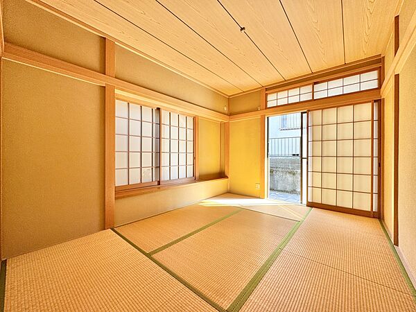 小さなお子様の遊び場や、疲れた時の昼寝スペースにも！来客用の一部屋としても便利な和室！たまに泊まりにくるおじいちゃんおばあちゃんのお部屋にも最適です♪
