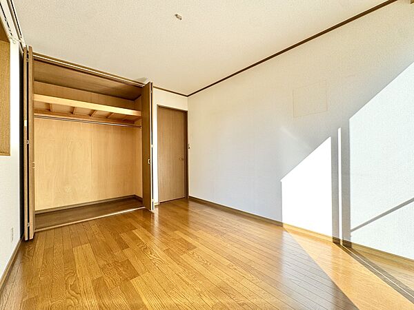 1日の疲れを癒し、心地よく寛げるようゆったりとした広さを確保しています。落ち着いた雰囲気でおくつろぎいただけます♪