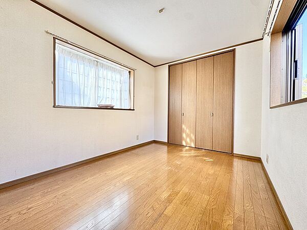 1日の疲れを癒し、心地よく寛げるようゆったりとした広さを確保しています。落ち着いた雰囲気でおくつろぎいただけます♪