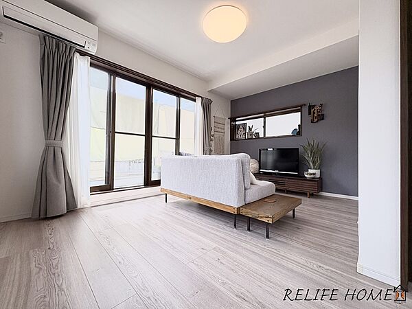 ■Living Room■  家族全員が空間を共有できる理想的なゆったりサイズのリビング。陽当たりも良く嬉しい空間となります。
