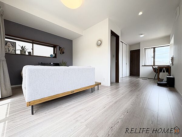 ■Living Room■  ご家族だんらんのスペースとなるリビング。家具の配置がしやすい広さを確保しつつ、窓が多い設計は色々な角度から陽光が差し込む心地の良い空間です。