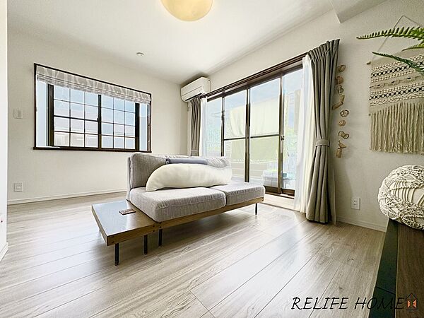 ■Living Room■  家族全員が空間を共有できる理想的なゆったりサイズのリビング。陽当たりも良く嬉しい空間となります。