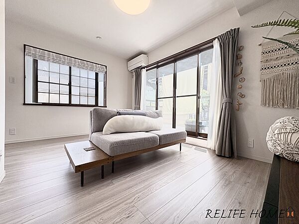 ■Living Room■  シンプルな内装と偏り過ぎないデザインで統一感を演出。日常をワンランク上にする上質なリビング空間。
