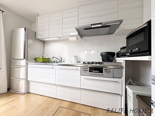 ■System kitchen■  スライド収納付きのシステムキッチン。大きな鍋などラクラク収納でき、出し入れもスムーズ。収納たっぷりなのでいつでもすっきりとしたキッチンを保つことが可能♪