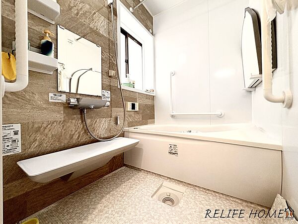 ■Bath Room■  一日の疲れを癒す場として、ゆったりと足を伸ばしてくつろげる綺麗で清潔感のある色味の浴室。気持ちの良い光と風をたっぷりと取りこめる開閉式の窓も設置しています。