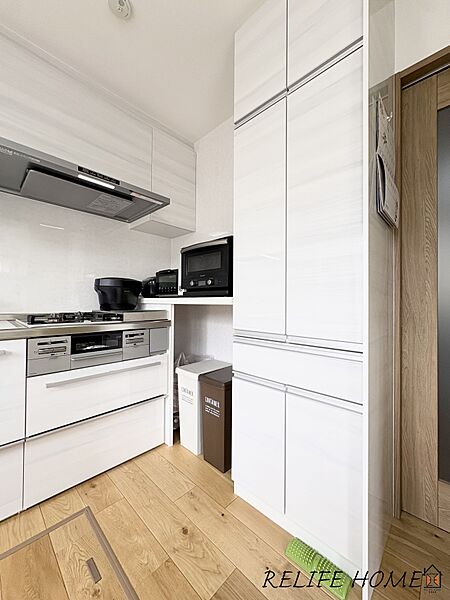 ■Cupboard■  たっぷり収納できるカップボードで、キッチンまわりもすっきり整頓。  見せる収納と隠す収納を両立できます。