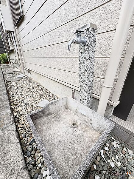 ガーデニングの水やりやお庭でのレジャー、洗車にも便利な立水栓完備！
