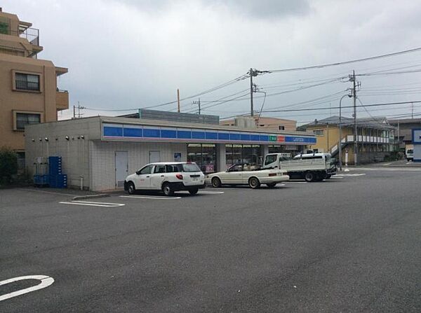 コンビニ 695m ローソン新港北宮原店(近いので、なにかと便利なコンビニ。日々の暮らしを彩ります！)