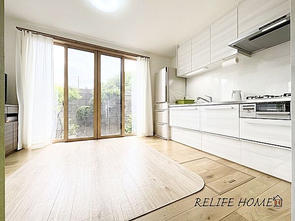 ■Dining Kitchen■料理をしながら会話も楽しめる、開放感のあるダイニングキッチン。  毎日の暮らしにゆとりと心地よさをプラスします。※本画像はAIがCGで家具を消しております。