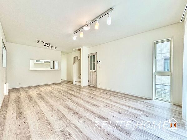 ■Living Room■  ※本写真はAI処理により家具・生活用品等を消去しています。実際の室内状況とは異なります。