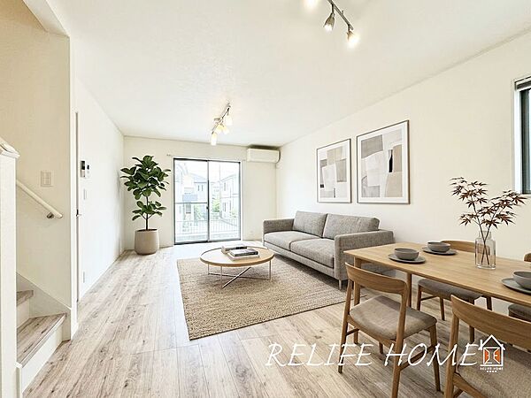 ■Living Room■  本画像はAIで家具等をCG処理しております。シンプルな内装と偏り過ぎないデザインで統一感を演出。日常をワンランク上にする上質なリビング空間。