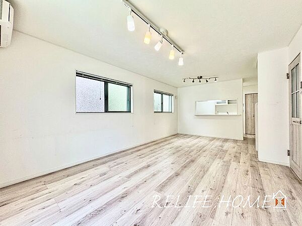 ■Living Room■  ※本写真はAI処理により家具・生活用品等を消去しています。実際の室内状況とは異なります。