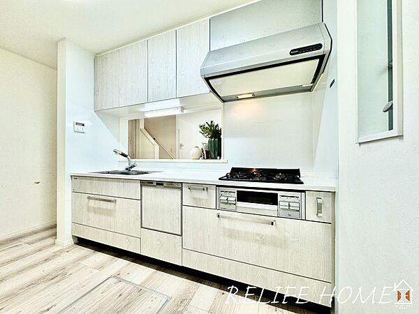 ■System kitchen■  スライド収納付きのシステムキッチン。大きな鍋などラクラク収納でき、出し入れもスムーズ。収納たっぷりなのでいつでもすっきりとしたキッチンを保つことが可能♪