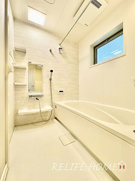 ■Bath Room■  一日の疲れを癒す場として、ゆったりと足を伸ばしてくつろげる綺麗で清潔感のある色味の浴室。