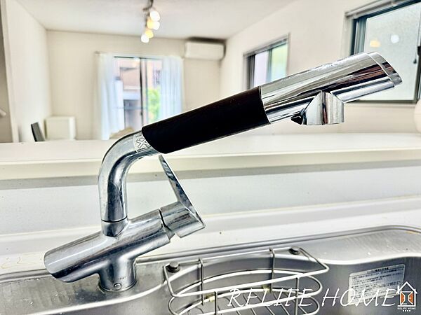 蛇口から流れ出すお水はいつでもクリーンな状態です。  浄水器内蔵のシャワーヘッドなので場所を取らないスッキリとしたスタイルです♪